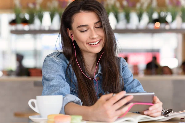 Atractiva mujer jugando en su teléfono — Foto de Stock