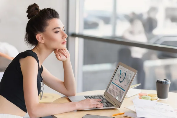 Stilvolles Mädchen träumt an ihrem Arbeitsplatz — Stockfoto