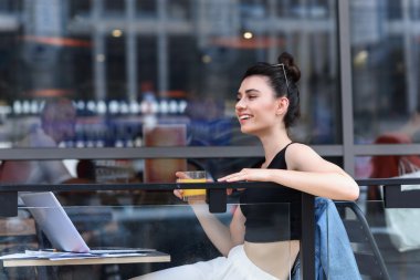 neşeli Bayan zor zihinsel işten sonra rahatlatıcı