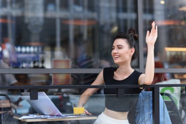 neşeli Bayan elini dalgalar