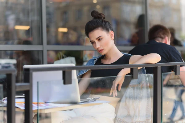 Kvinnliga freelancer vilar utanför ett café — Stockfoto