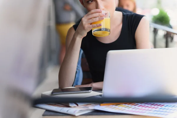 Woman sitting in front of a laptop — Stock Photo, Image