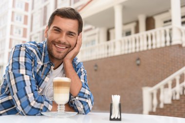 Yakışıklı adam kahve fincan ile rahatlatıcı