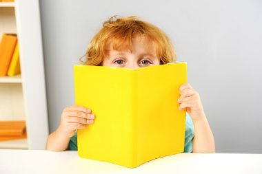 Kızıl saçlı çocuğa ders kapalı