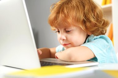 konsantre preschooler yeni teknolojilerin yardımı ile eğitim