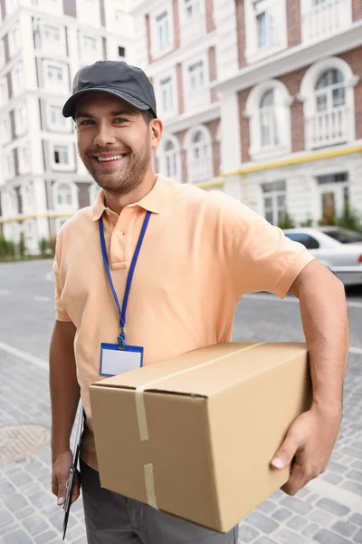 Jovem fazendo entrega em domicílio — Fotografia de Stock