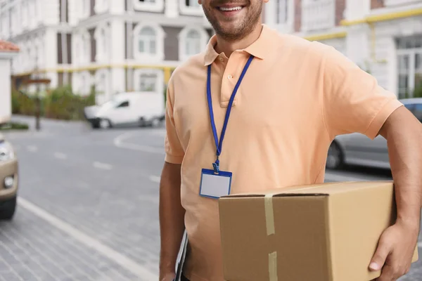 Young man making home delivery — Stock Photo, Image