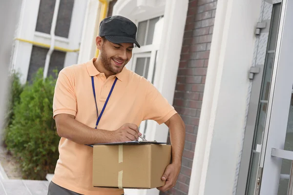 Jovem fazendo entrega em domicílio — Fotografia de Stock