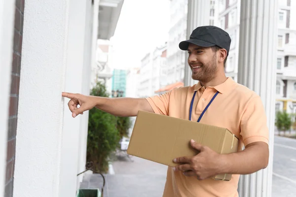 Jovem fazendo entrega em domicílio — Fotografia de Stock