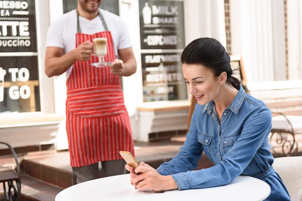 Hermosa mujer pasar tiempo en la cafetería —  Fotos de Stock