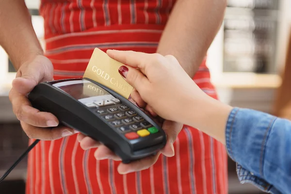 Cliente pagando con tarjeta en la cafetería —  Fotos de Stock