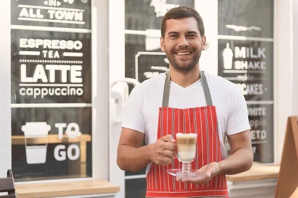 Camarero sonriente de pie en la entrada de la cafetería —  Fotos de Stock