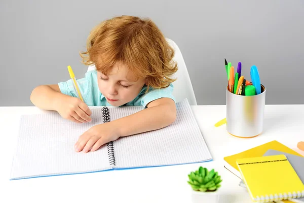 Pequeño artista y su lugar de trabajo en casa — Foto de Stock