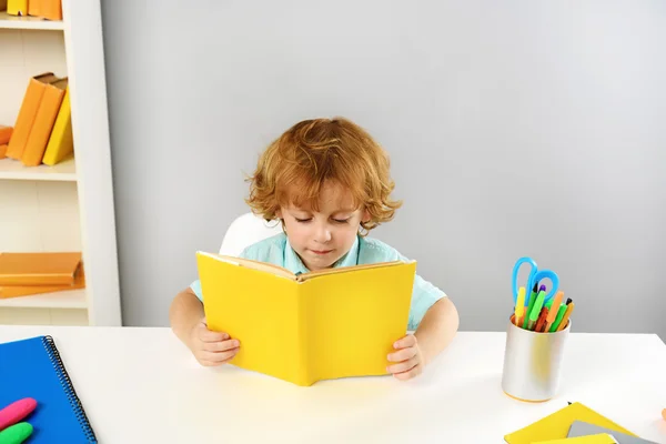 Relajado pelirroja niño leyendo —  Fotos de Stock