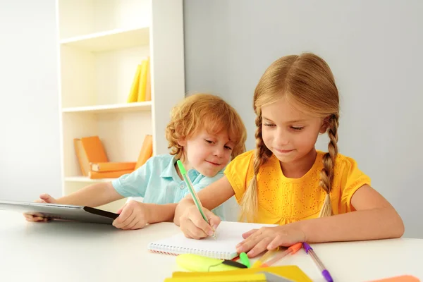 Enfants heureux étudiant à la maternelle — Photo