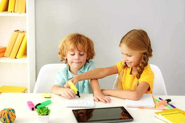 Niños felices estudiando en la escuela primaria — Foto de Stock