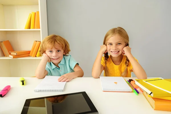 Adorables niños felices sentados en la escuela primaria — Foto de Stock