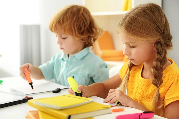 Niños pequeños en edad preescolar que usan marcadores en el cuaderno de notas — Foto de Stock