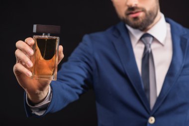 Başarılı işadamı erkek parfüm ü sunuyor