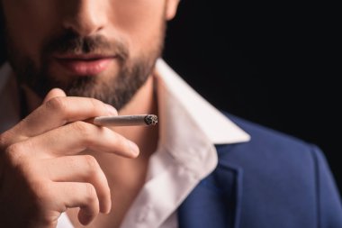Başarılı işadamı rahatlamak için sigara içiyor