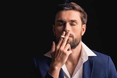 Zengin işadamı zevkle sigara içiyor