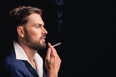 Düşünceli adam sigara ile rahatlatıcı