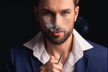 Zevkle sigara seksi genç adam