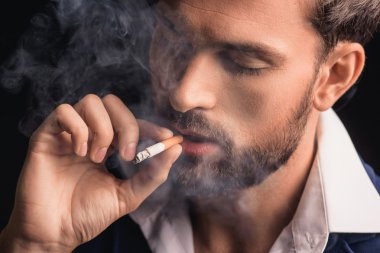 Rahat sakallı işadamı sigara keyfi
