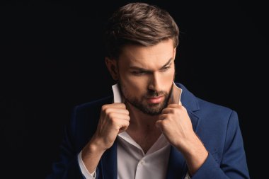 Düşünceli işadamı resmi giyim ayarlama