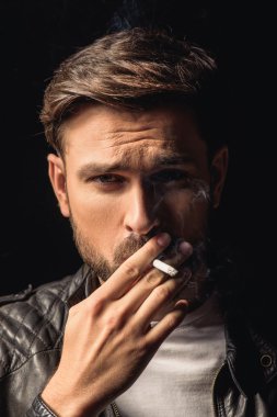 Erkek sigara içen sorun üzerinde düşünüyor