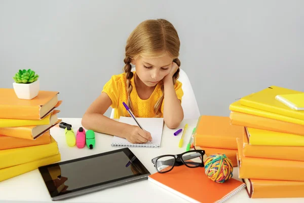 Chica haciendo la tarea y no puede utilizar la tableta digital —  Fotos de Stock