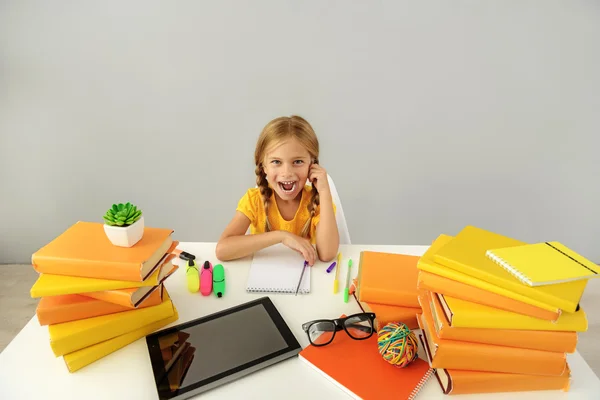 Espaço de trabalho de uma menina da escola — Fotografia de Stock