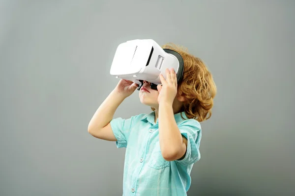Маленький хлопчик у гарнітурі VR — стокове фото