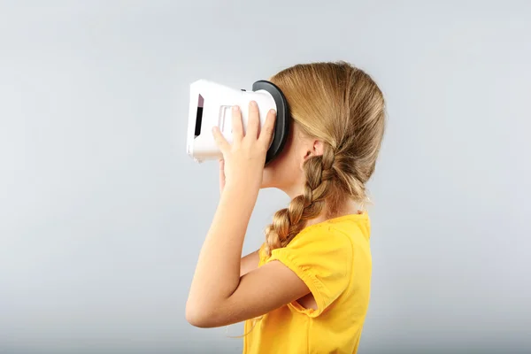 Girl wearing virtual reality headset — Stock Photo, Image