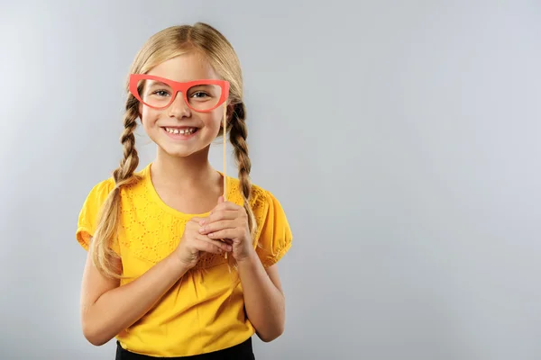Lustiges Mädchen mit falscher Brille — Stockfoto