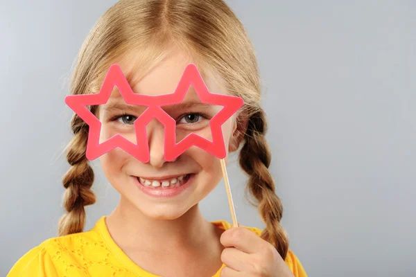 Lány csillag alakú szemüveget visel — Stock Fotó