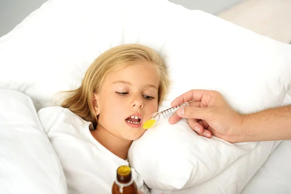 Niño enfermo tomando medicamentos — Foto de Stock