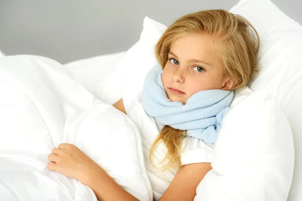 Nemocný předškolní holka ležící v posteli — Stock fotografie
