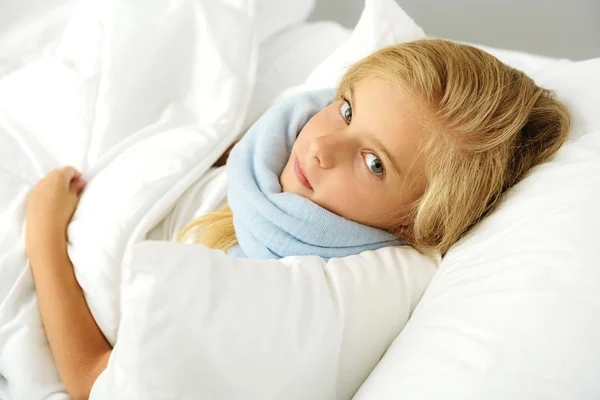 Doente com gripe deitada na cama — Fotografia de Stock
