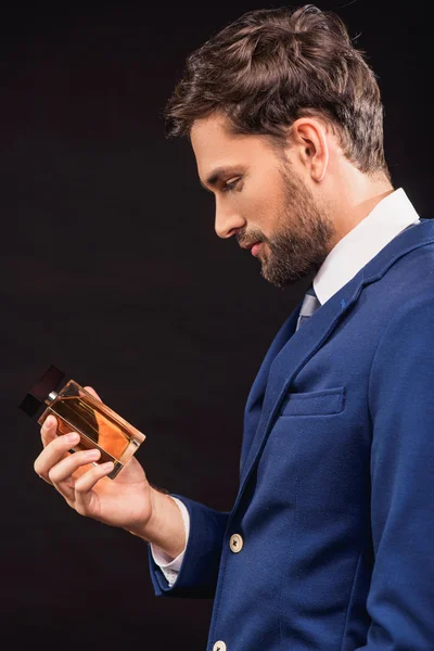Homem de negócios rico prefere perfume caro — Fotografia de Stock
