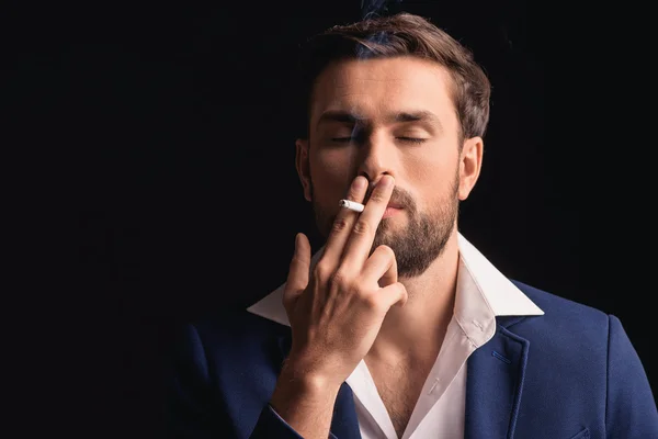 Πλούσιος επιχειρηματίας που καπνίζει με απόλαυση — Φωτογραφία Αρχείου