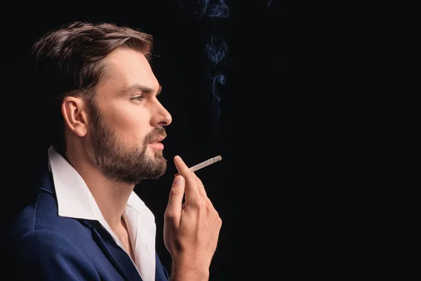 Homem atencioso relaxando com cigarro — Fotografia de Stock
