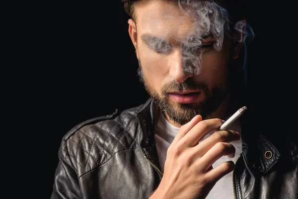 有吸引力的男性吸烟者思考与香烟 — 图库照片
