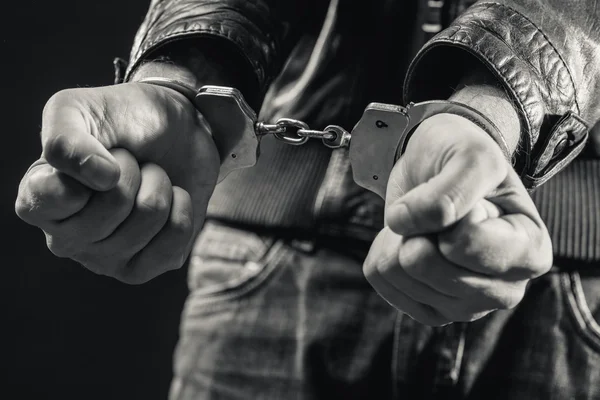 Мужчина-преступник избавляется от наручников — стоковое фото
