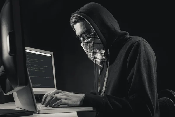 Homem está hackeando sistema de computador — Fotografia de Stock