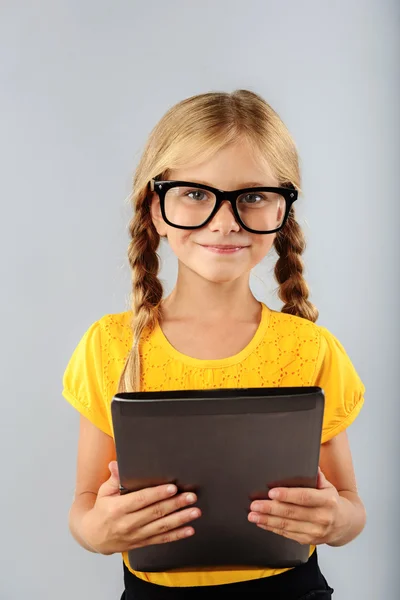 Mała dziewczynka w okularach na białym tle na szarym tle Obrazy Stockowe bez tantiem
