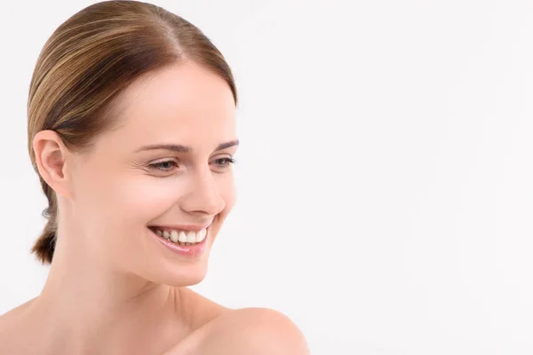 Mujer atractiva sonriendo con felicidad — Foto de Stock