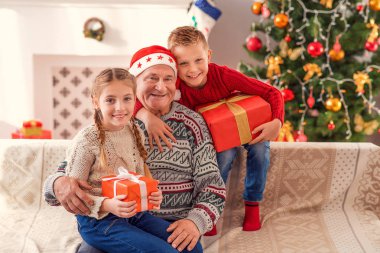 Onun torunları Noel'de ile mutlu yaşlı adam