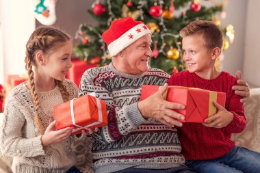 Yaşlı adam Noel hediyeleri çocuklarla paylaşımı