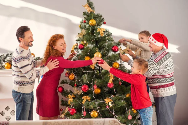 Família feliz apreciando a decoração da árvore de férias — Fotografia de Stock